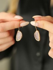 Pierres de Jade Pozłacane kolczyki z kwarcem różowym rozmiar: onesize. Różowe kolczyki damskie Pierres de Jade, z kwarcem, pozłacane, z zapięciem typu bigiel. Za 39.99 zł.