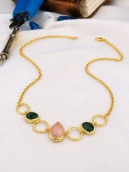 Pierres de Jade Pozłacany naszyjnik z elementami ozdobnymi - dł. 45 cm rozmiar: onesize. Różowe naszyjniki damskie Pierres de Jade, z kwarcem, pozłacane. Za 124.11 zł.