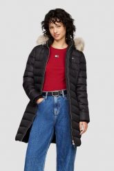 TOMMY JEANS Czarna kurtka damska z kapturem. Czarne kurtki damskie Tommy Jeans, s, bez wzorów, z jeansu, z kapturem. W wyprzedaży za 669.99 zł.
