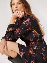 Apricot Sukienka w kolorze czarnym rozmiar: XS. Czarne sukienki damskie Apricot, bez wzorów, z wiskozy, klasyczne, bez ramiączek. Za 83.62 zł.