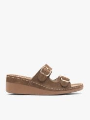 Brązowe klapki na koturnie z dwoma paskami. Brązowe klapki damskie Ryłko, bez wzorów, ze skóry, z okrągłym noskiem, bez obcasa, na koturnie, bez zapięcia. Za 379.99 zł.