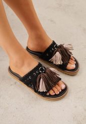 Czarne Płaskie Klapki Boho VICES z Imitacji Zamszu Zdobione Frędzlami Krili. Czarne klapki damskie Born2be, z aplikacjami, z jeansu, bez obcasa, na płaskiej podeszwie, bez zapięcia. Za 119.99 zł.