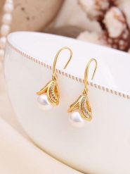 Pierres de Jade Pozłacane kolczyki z perłami i cyrkoniami rozmiar: onesize. Białe kolczyki damskie Pierres de Jade, z cyrkonią, pozłacane, z zapięciem typu bigiel. Za 43.99 zł.