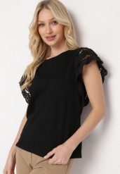 Czarna Bluzka z Szerokim Krótkim Ażurowym Rękawem Aribana. Czarne bluzki damskie Born2be, s, w ażurowe wzory, boho, bez kołnierzyka, bez ramiączek. Za 49.99 zł.