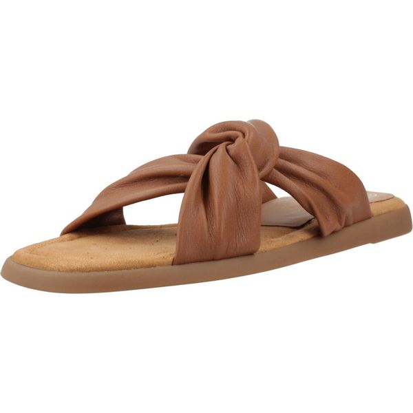 Sandały UNISA CAMBY GRA Brązowy. Brązowe sandały damskie Unisa, bez wzorów, ze skóry, bez obcasa, bez zapięcia. Za 339.99 zł.