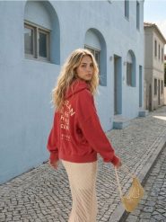 Bluza hoodie z nadrukiem wakacyjnym - czerwony. Czerwone bluzy damskie Sinsay, l, bez wzorów, bez kaptura. Za 59.99 zł.