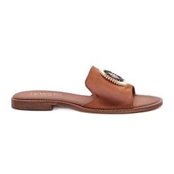 Lewski Shoes Skórzane Klapki Z Ozdobą Na Płaskim Obcasie Lewski 3047/O Camel brązowe. Brązowe klapki damskie z aplikacjami, ze skóry, bez obcasa, na płaskiej podeszwie, bez zapięcia. Za 432.39 zł.