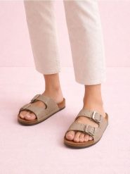 Klapki z ćwiekami i klamrami - beżowy. Brązowe klapki damskie Sinsay, bez wzorów, bez obcasa, bez zapięcia. Za 49.99 zł.