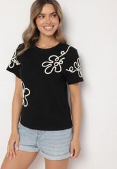 Czarny T-shirt z Kwiatowymi Aplikacjami Tilenna. Czarne t-shirty damskie Born2be, m, z aplikacjami, z jeansu, bez kołnierzyka. Za 69.99 zł.