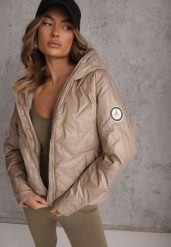 Brązowa Pikowana Kurtka z Nieodpinanym Kapturem z Ozdobną Naszywką Chloreris. Brązowe kurtki damskie Renee, na wiosnę, m, z aplikacjami, z jeansu. Za 129.99 zł.