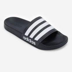 Klapki basenowe Adidas Adilette Shower. Białe klapki damskie Adidas, bez wzorów, bez obcasa, bez zapięcia. Za 99.99 zł.