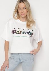 Biały Oversizowy T-shirt z Napisem z Przodu i Gwiazdami na Plecach Ilanlith. Białe t-shirty damskie Born2be, l, bez wzorów, z jeansu, bez kołnierzyka. Za 49.99 zł.