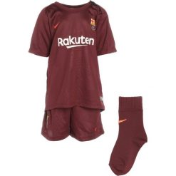 Nike Performance FC BARCELONA SET Krótkie spodenki sportowe night maroon/hyper crimson. Czerwone spodenki chłopięce Nike Performance, z materiału. W wyprzedaży za 131.45 zł.