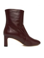 Stuart Weitzman Botki Babette SL542 Bordowy. Czerwone botki damskie Stuart Weitzman, ze skóry, bez obcasa, na słupku, bez zapięcia. Za 2,769.00 zł.
