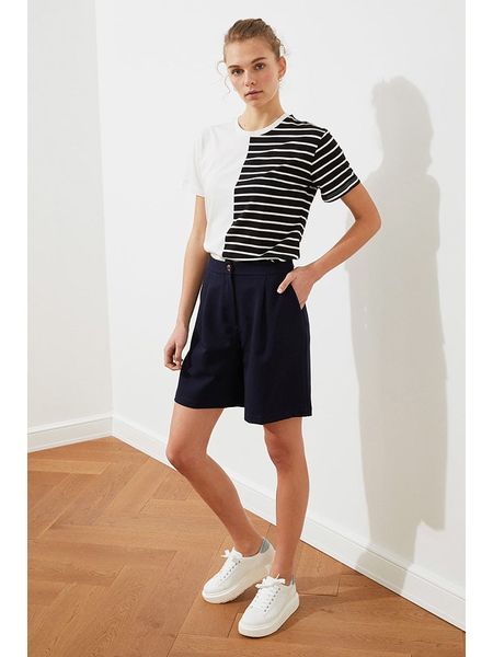 Trendyol Szorty w kolorze granatowym rozmiar: 38. Niebieskie szorty damskie Trendyol, bez wzorów, z podwyższonym stanem. Za 65.85 zł.