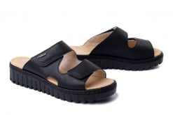 RIEKER V1392-00 black, klapki damskie. Czarne klapki damskie Rieker, bez wzorów, bez obcasa, na koturnie, bez zapięcia. Za 245.92 zł.