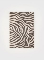 Szalik ze zwierzęcym wzorem - czarny. Czarne szaliki damskie Reserved, bez wzorów. W wyprzedaży za 25.99 zł.