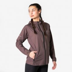 Kurtka do biegania przeciwdeszczowa damska Kiprun Run Rain 900. Brązowe kurtki sportowe damskie KIPRUN, na zimę, l, bez wzorów, z materiału, bez kaptura. Za 399.99 zł.