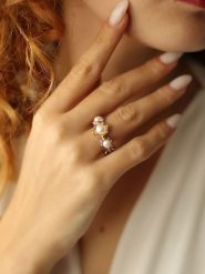 Pierres delicates Pozłacany pierścionek z perłami rozmiar: onesize. Białe pierścionki damskie Pierres delicates, z kryształem, pozłacane. Za 30.99 zł.