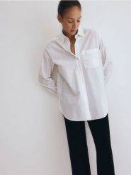Popelinowa koszula oversize - biały. Białe koszule damskie Reserved, l, bez wzorów, z bawełny, bez kołnierzyka, bez ramiączek. W wyprzedaży za 119.99 zł.