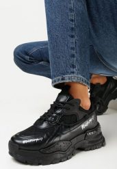 Czarne Sneakersy Ozdobione Napisami i Tłoczeniami na Podeszwie Virra. Czarne obuwie sportowe damskie Born2be, z jeansu, bez zapięcia. Za 109.99 zł.