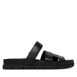 Klapki Guess. Czarne klapki damskie Guess, z aplikacjami, bez obcasa, bez zapięcia. Za 459.99 zł.