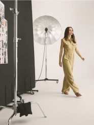 Kombinezon z wiskozą - beżowy. Brązowe kombinezony damskie Reserved, l, bez wzorów, z tkaniny, bez kołnierzyka, bez ramiączek. Za 299.99 zł.