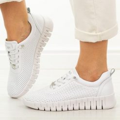 Białe ażurowe skórzane półbuty damskie LeeCopper 4001. Białe półbuty damskie Lee Cooper, na lato, z aplikacjami, z jeansu, z okrągłym noskiem, bez obcasa, bez zapięcia. Za 249.00 zł.