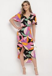 Czarno-Różowa Sukienka z Krótkim Rękawem i Kopertowym Dekoltem Efinue. Czarne sukienki damskie Born2be, bez wzorów, klasyczne, bez ramiączek. Za 149.99 zł.