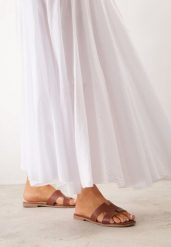 Ciemnobrązowe Klapki VICES Casual z Kwadratowym Noskiem i Wycięciami Zepaela. Brązowe klapki damskie Born2be, bez wzorów, z jeansu, bez obcasa, na płaskiej podeszwie, bez zapięcia. Za 69.99 zł.