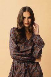 Długa sukienka z modnym geometrycznym nadrukiem. Sukienki damskie Stylove, bez wzorów, z gumy, eleganckie, bez ramiączek. Za 439.00 zł.
