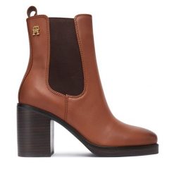 Botki Tommy Hilfiger. Brązowe botki damskie Tommy Hilfiger, bez obcasa, na słupku, bez zapięcia. Za 719.99 zł.