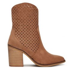 Botki DeeZee. Brązowe botki damskie DeeZee, bez obcasa, na słupku, bez zapięcia. Za 169.99 zł.