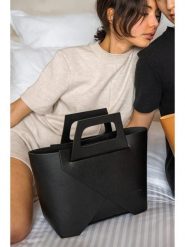 Maison héritage PARIS Skórzana torebka "Rita" w kolorze czarnym - 40 x 25 x 15 cm rozmiar: onesize. Czarne torebki klasyczne damskie maison héritage PARIS, z materiału, przez ramię, bez dodatków. Za 391.99 zł.