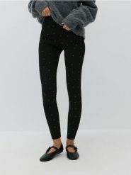 Legginsy z błyszczącymi aplikacjami - czarny. Czarne legginsy damskie Reserved, l, z aplikacjami, z dzianiny. W wyprzedaży za 49.99 zł.