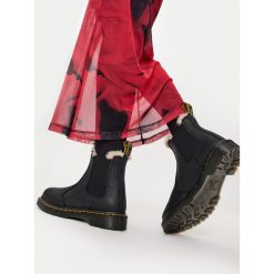 Sztyblety Dr. Martens. Czarne botki damskie Dr Martens, bez obcasa, na płaskiej podeszwie, bez zapięcia. Za 989.99 zł.