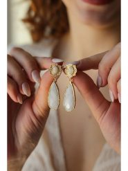 Pierres delicates Pozłacane kolczyki-wkrętki z kamieniami księżycowymi rozmiar: onesize. Żółte kolczyki damskie Pierres delicates, z kamieniem księżycowym, pozłacane. Za 87.81 zł.