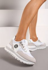 Biało-Beżowe Sneakersy z Imitacji Skóry ze Sznurowaniami i Aplikacją Obinaria. Białe obuwie sportowe damskie Born2be, z materiału, bez zapięcia. Za 99.99 zł.