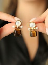 Pierres delicates Pozłacane kolczyki-wkrętki z perłami i kamieniami szlachetnymi rozmiar: onesize. Białe kolczyki damskie Pierres delicates, z perłą, pozłacane. Za 65.99 zł.