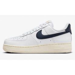 Buty do chodzenia damskie Nike Air Force 1 07 Easyon. Białe obuwie sportowe damskie Nike, z gumy, bez zapięcia, do biegania, Nike Air Force. Za 583.00 zł.