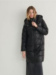 Płaszcz z naturalnym puchem - czarny. Czarne płaszcze damskie Reserved, l, bez wzorów, z puchu, bez kaptura. W wyprzedaży za 229.99 zł.