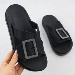 Klapki damskie basenowe plażowe z klamrą czarne Zaxy RR285078. Czarne klapki damskie Zaxy, bez wzorów, z gumy, bez obcasa, bez zapięcia. Za 143.99 zł.