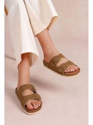 Foreverfolie Klapki w kolorze jasnobrązowym rozmiar: 40. Brązowe klapki damskie Foreverfolie, bez wzorów, z otwartym noskiem, bez obcasa, bez zapięcia. Za 86.99 zł.