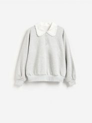 Bluza z ozdobnym kołnierzem - jasnoszary. Szare bluzy damskie Reserved, l, bez wzorów, z bawełny, bez kaptura. Za 119.99 zł.
