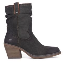 Kowbojki Mustang. Szare botki damskie Mustang, bez obcasa, na słupku, bez zapięcia. Za 399.99 zł.