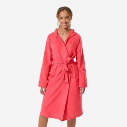 Szlafrok na basen damski Decathlon Compact z mikrofibry. Czerwone szlafroki damskie Decathlon, bez wzorów, z materiału, z kapturem. Za 79.99 zł.