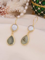 L'Atelier de Gaia Pozłacane kolczyki z perłami i prehnitami rozmiar: onesize. Białe kolczyki damskie L'Atelier de Gaia, z perłą, pozłacane, z zapięciem typu bigiel. Za 58.00 zł.