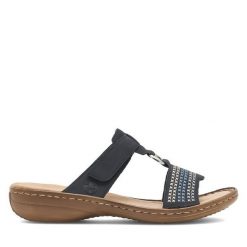 Klapki Rieker. Niebieskie klapki damskie Rieker, bez wzorów, bez obcasa, bez zapięcia. Za 269.99 zł.