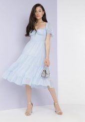 Niebieska Sukienka Ozdobiona Bufkami Ipharei. Niebieskie sukienki damskie Born2be, z aplikacjami, z tkaniny, eleganckie, bez ramiączek. Za 149.99 zł.