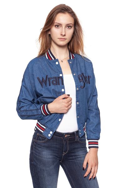 DAMSKA KURTKA PRZEJŚCIOWA WRANGLER BOMBER JACKET RETRO ACTIVE W412FD123 112128765. Niebieskie kurtki damskie Wrangler, xs, bez wzorów, z jeansu, bez kaptura. W wyprzedaży za 129.99 zł.